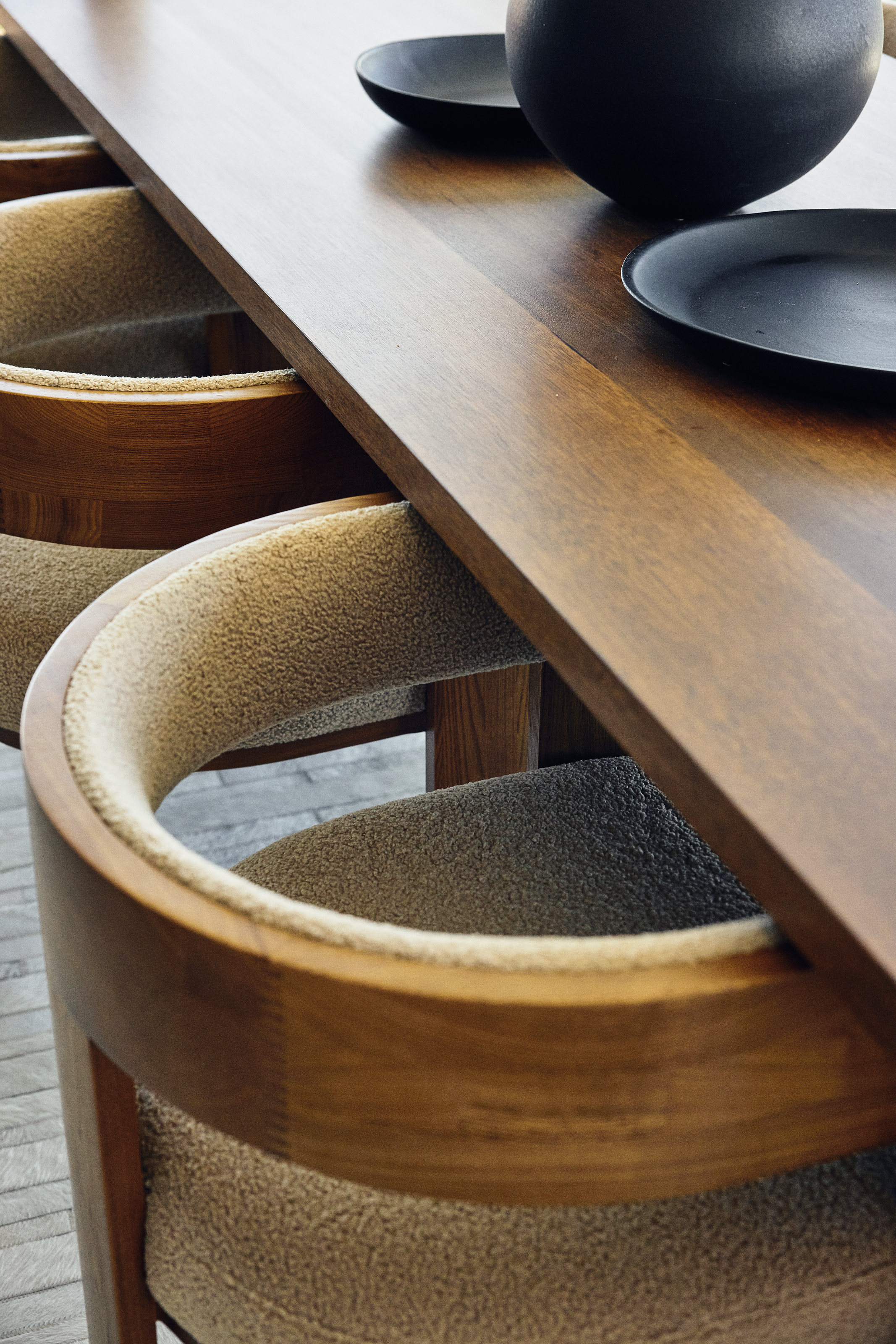 Palme Hus, dining table detail, timber top and boucle chairs
