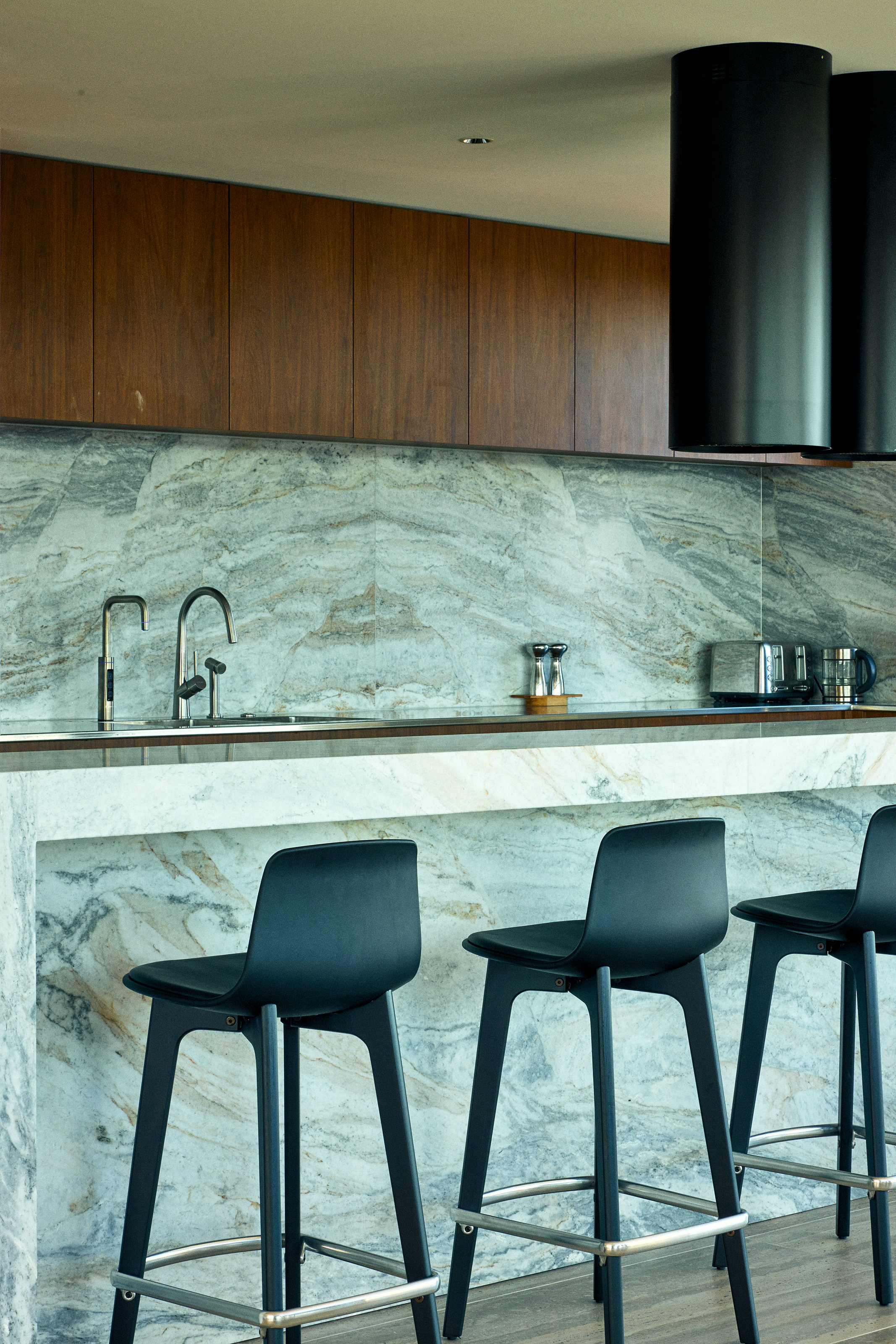 Palme Hus, kitchen island in figured marble, timber joinery behind